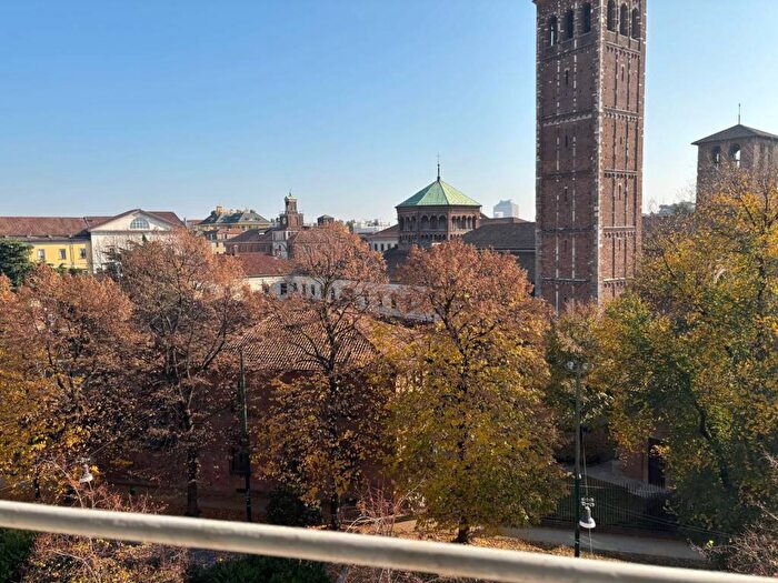 Appartamento trilocale in affitto in Piazza SantAmbrogio, SantAmbrogio, Milano