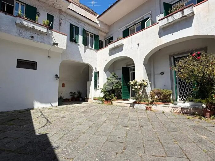 Casa con 8 locali in vendita in Corso Durante, Frattamaggiore