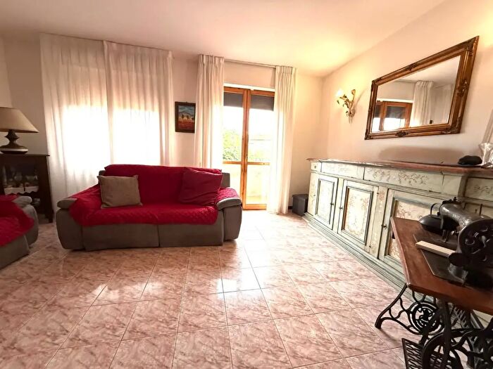 Casa con 8 locali in vendita in Calcinaia