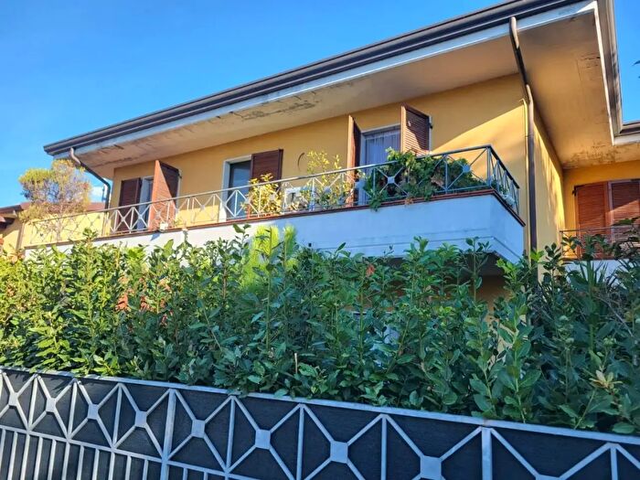 Casa con 7 locali in vendita in Massa