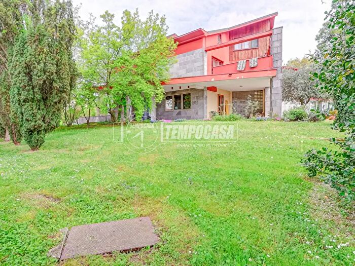 Casa con 8 locali in vendita in Via Lonate, Turbigo