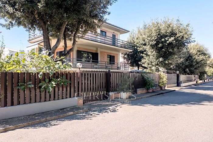 Casa con 9 locali in vendita in Via Rodi Garganico, Fiumicino