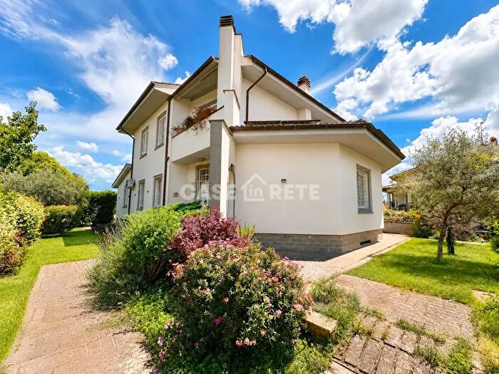Casa con 10 locali in vendita in Via Garibaldi, Vetralla
