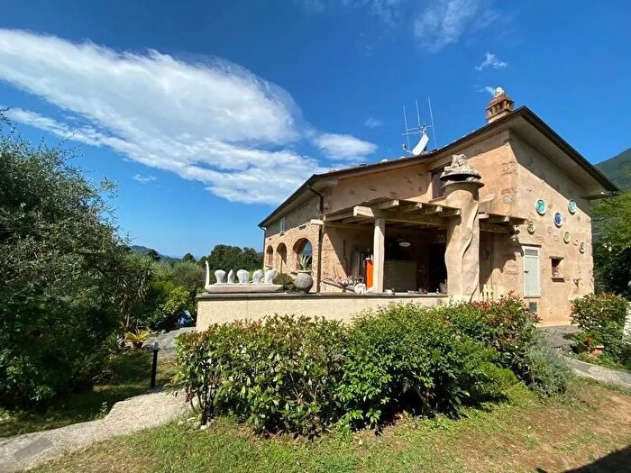 Casa con 19 locali in vendita in Via dello Stadio, Camaiore