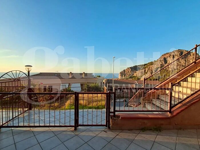 Appartamento con 6 locali in vendita in Cefalu