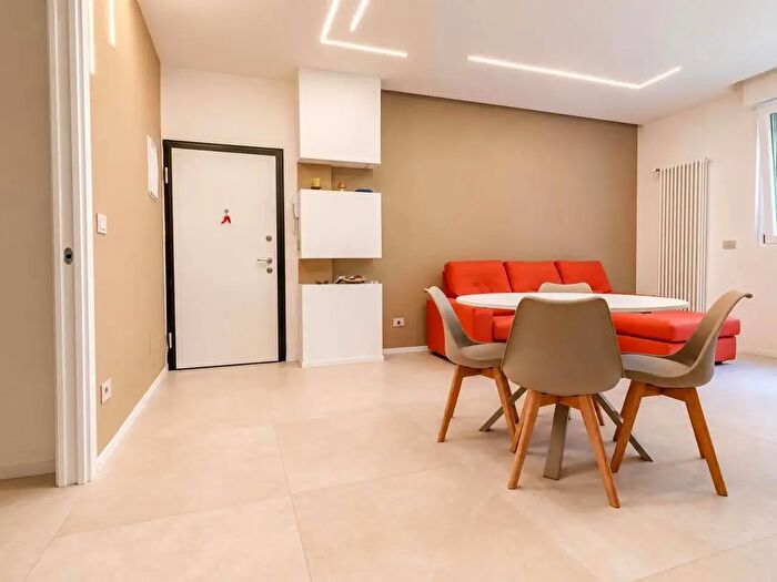 Appartamento trilocale in vendita in Via Napoli, Bologna