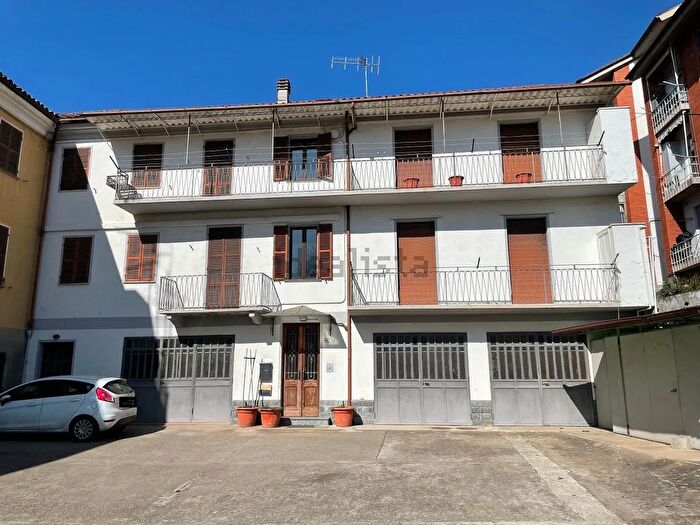 Casa con 15 locali in vendita in Canelli