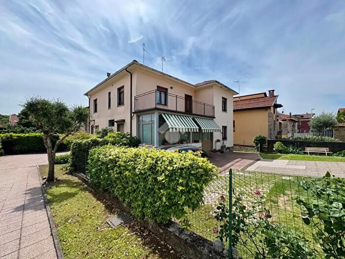 Appartamento trilocale in vendita in Via Fratelli Cairoli, Adro