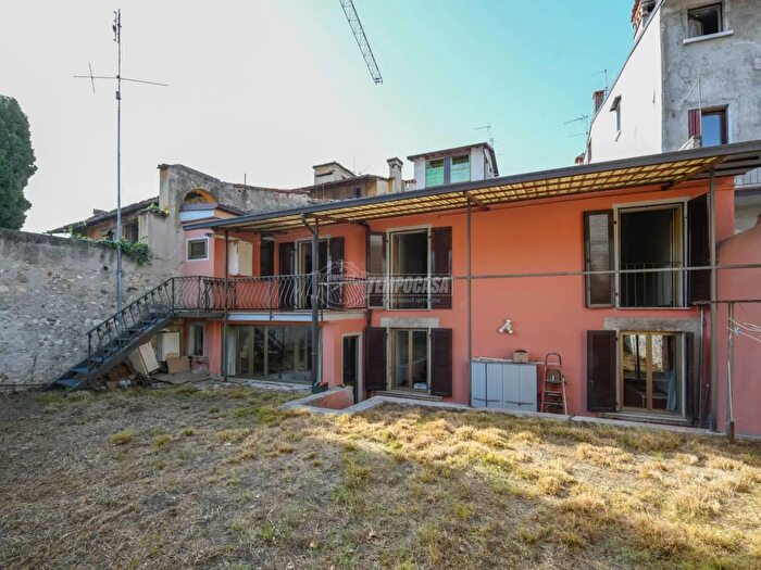 Casa con 6 locali in vendita in Via Garibaldi, Salo'