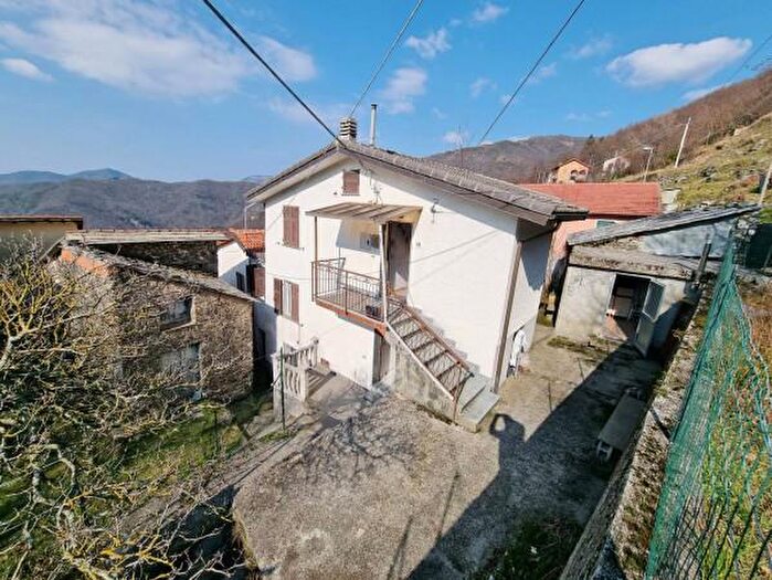 Casa con 6 locali in vendita in Neirone