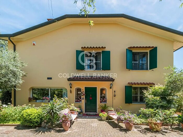 Casa con 9 locali in vendita in Via Montanari, Gambettola
