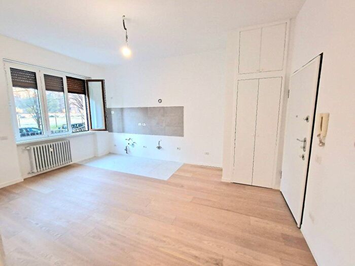 Appartamento trilocale in affitto in Via Francesco Carlini, Tripoli Soderini, Milano