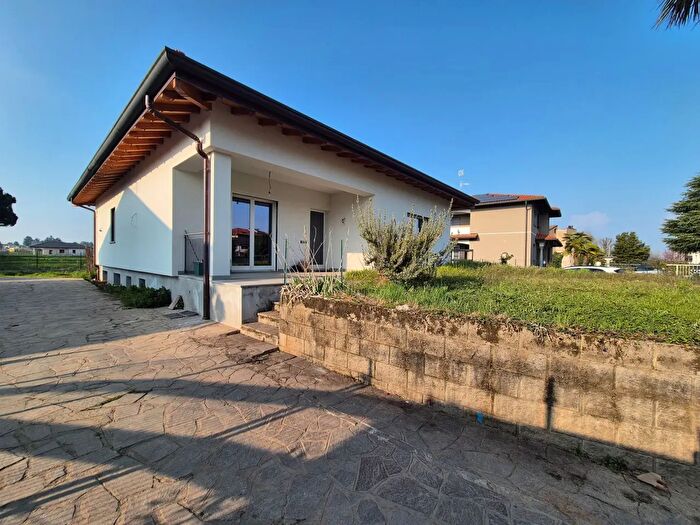 Casa quadrilocale in vendita in Via Montegrappa, Limido Comasco