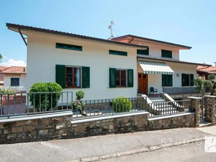 Casa con 6 locali in vendita in Viale dei Tigli, Pistoia