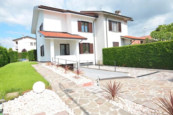 Casa con 5 locali in vendita in Via Firenze, Bernareggio