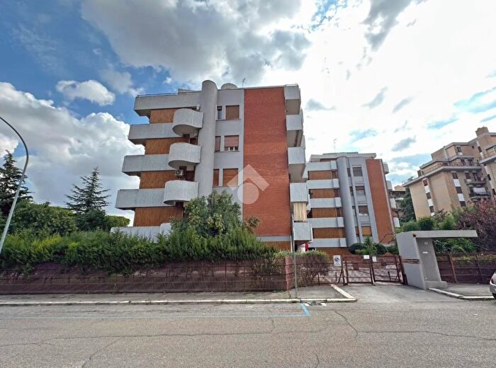 Appartamento con 5 locali in vendita in Via Luigi Treggiari, Foggia