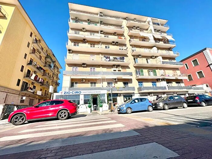 Appartamento trilocale in vendita in Via Bagnoli, Napoli