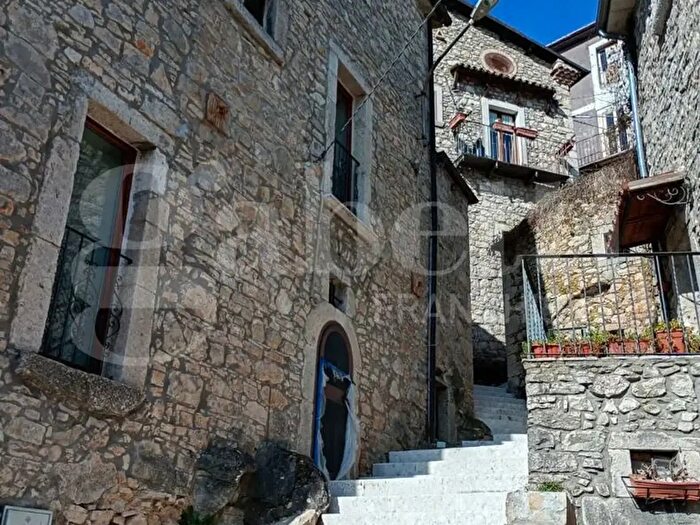 Appartamento quadrilocale in vendita in Via Castellana, Montenero Val Cocchiara