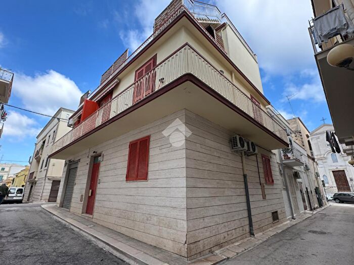 Casa con 6 locali in vendita in Via Giosuè Carducci, Canosa Di Puglia