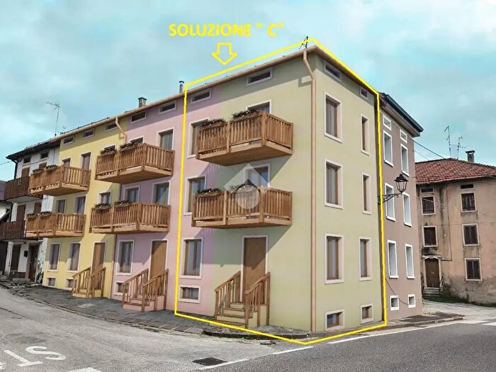 Casa con 7 locali in vendita in Via Monte Interrotto, Roana