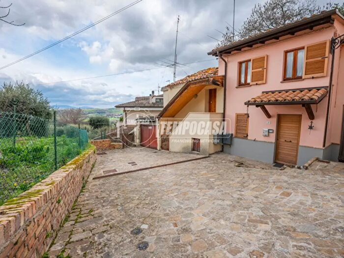 Appartamento trilocale in vendita in Trecastelli