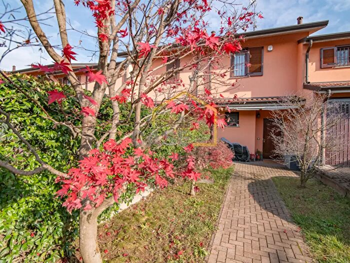 Casa quadrilocale in vendita in Via Padre G Puglisi, Vernate