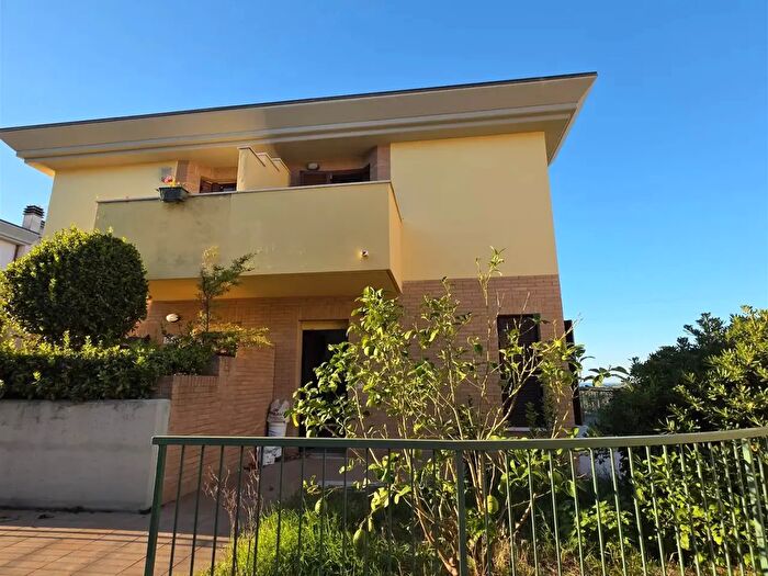 Casa con 8 locali in vendita in Strada Intercomunale San Silvestro, Senigallia
