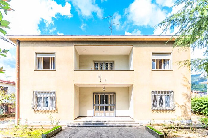 Casa con 8 locali in vendita in Via Roma, Nembro