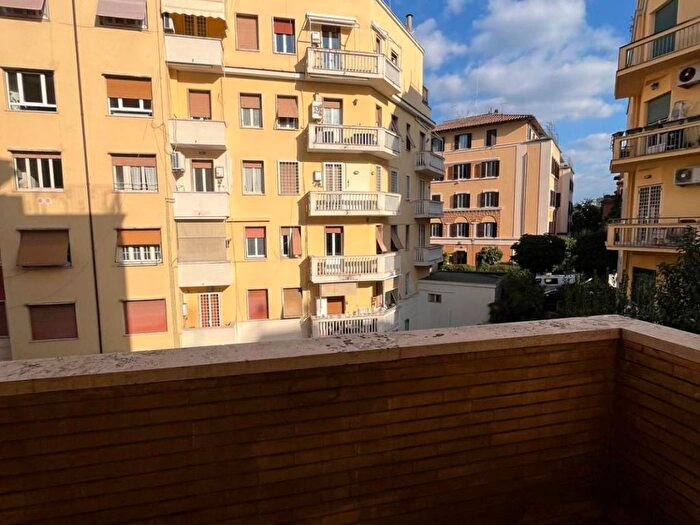 Appartamento quadrilocale in affitto in Via dei Giordani, Africano Villa Chigi, Roma