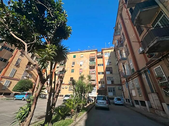 Appartamento trilocale in vendita in Via dell'Abbondanza, Napoli
