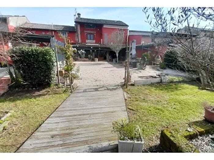 Casa con 6 locali in vendita in Voghera