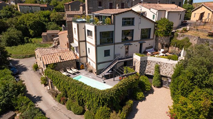 Casa con 17 locali in vendita in Via di Vitozza Snc, Sorano