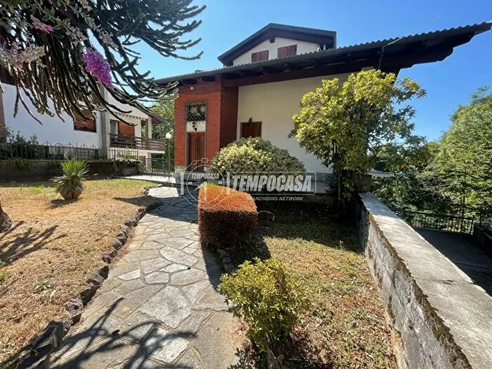 Casa con 8 locali in vendita in Via Castelnuovo Nigra Via Zerbini, Castelnuovo Nigra