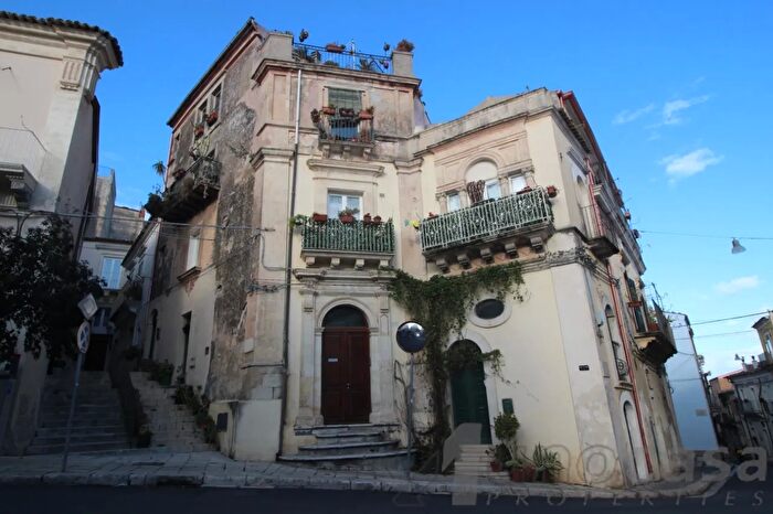 Casa con 6 locali in vendita in Ragusa