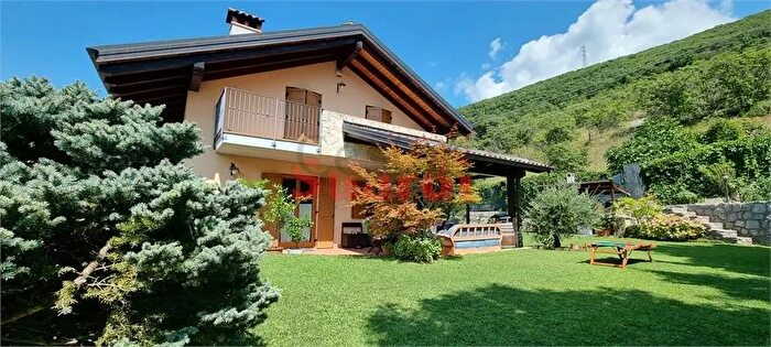 Casa con 12 locali in vendita in Rovereto Noriglio, Rovereto