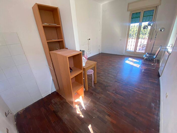 Appartamento trilocale in affitto in Via Girolamo Santacroce, Napoli