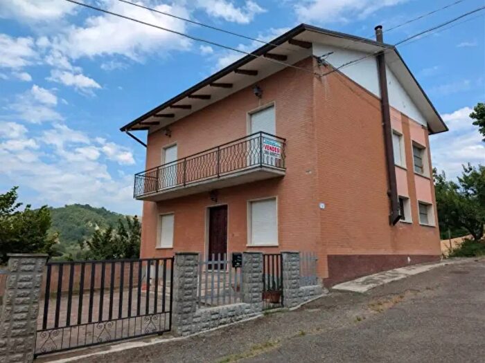 Casa con 6 locali in vendita in Via Ospedale Sotto, Baiso