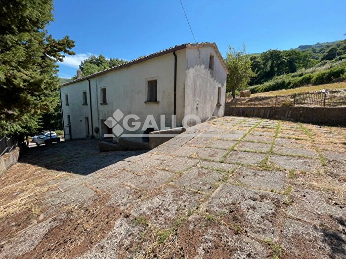 Casa con 8 locali in vendita in Mendicino