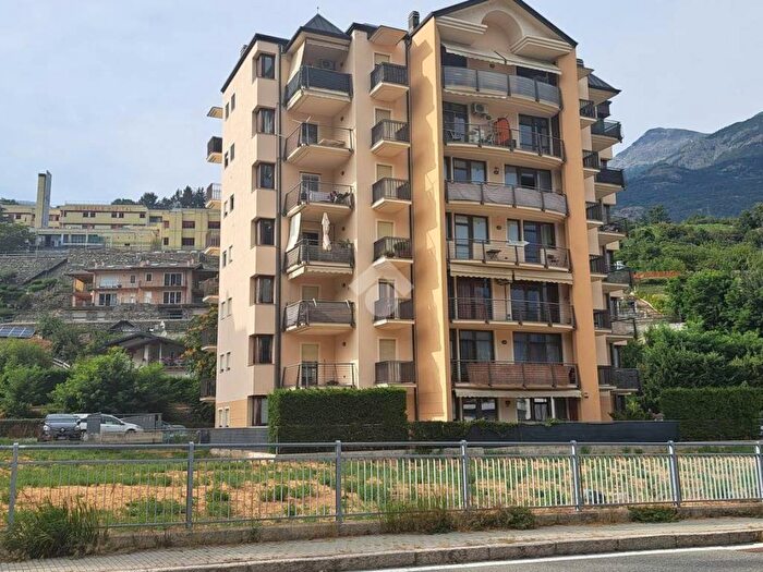 Appartamento trilocale in affitto in Regione Borgnalle, Centro, Aosta