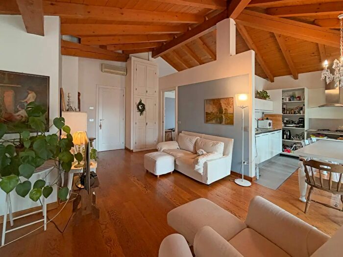Casa con 6 locali in vendita in Via Custodi, Galliate