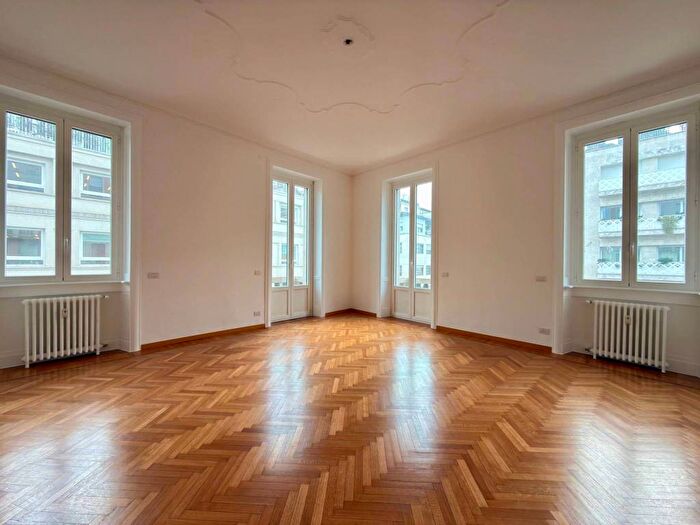 Appartamento con 5 locali in affitto in Piazza Santa Maria Beltrade, Duomo, Milano