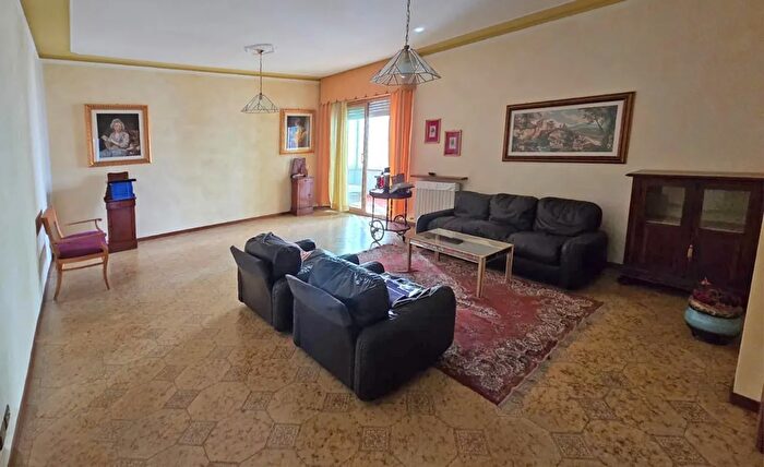 Appartamento con 6 locali in vendita in Via Claudia, Maranello