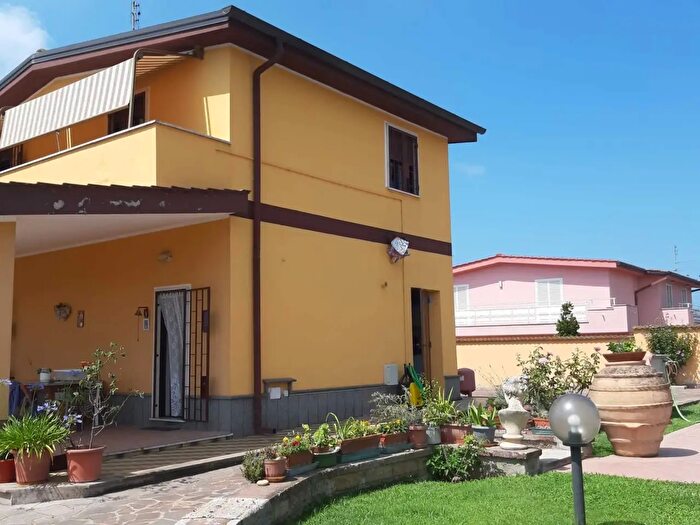 Casa con 6 locali in vendita in Nettuno