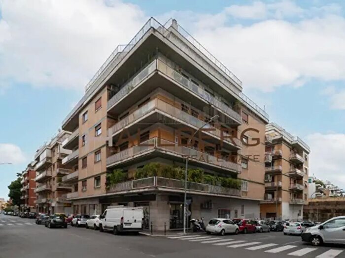 Appartamento con 6 locali in vendita in Largo Giorgio Maccagno, Roma
