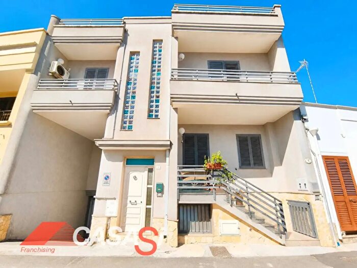 Casa con 10 locali in vendita in Via XXIV Maggio, Giurdignano