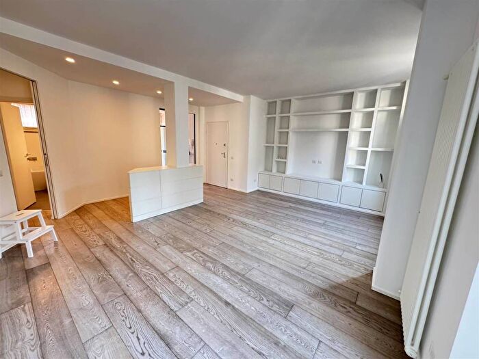 Appartamento trilocale in affitto in VIA CICCO SIMONETTA, Corso Genova, Milano