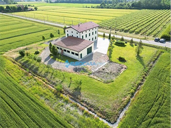 Casa con 9 locali in vendita in Via dei Cavi Carpi Mo, Carpi