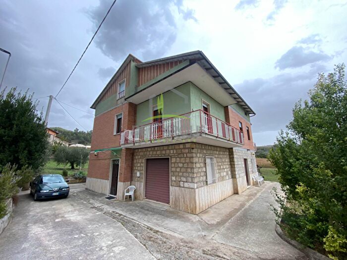 Casa con 10 locali in vendita in Fne Colonnata, Ascoli Piceno