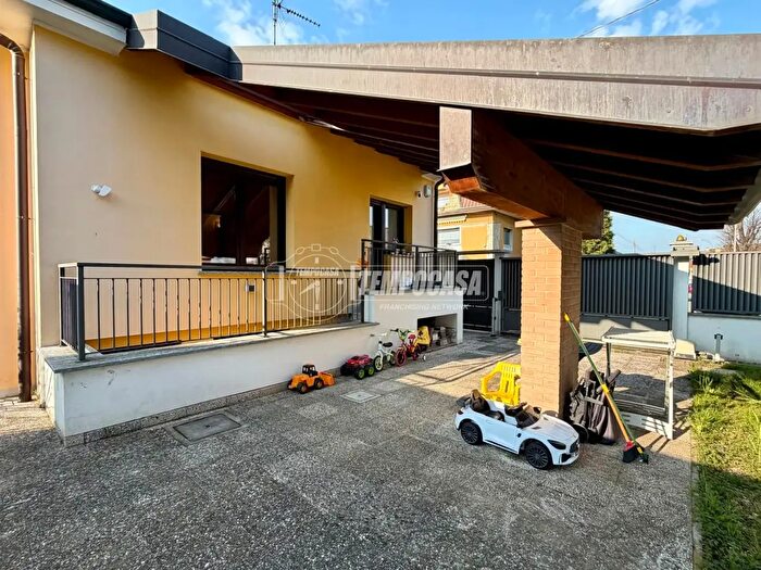 Casa trilocale in vendita in Via Santini, Parabiago