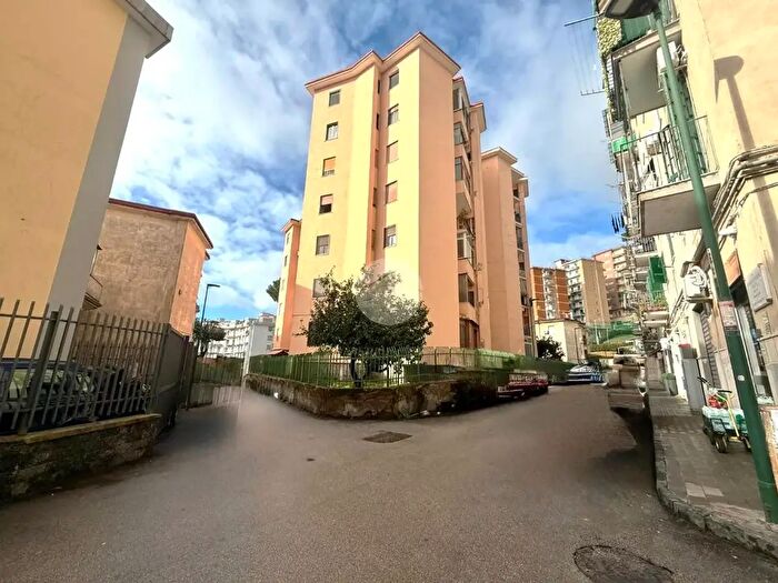 Appartamento con 5 locali in vendita in Via Traversa II Nino Bixio, Napoli